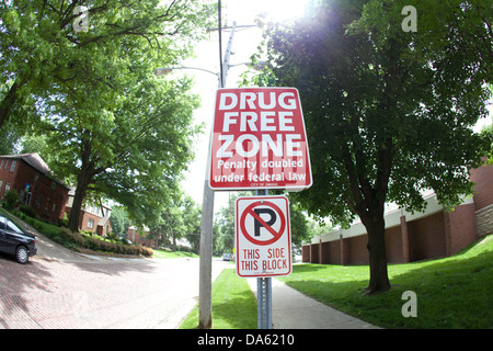 Schild vor Schule Drug Free Zone, Omaha Nebraska, USA Stockfoto