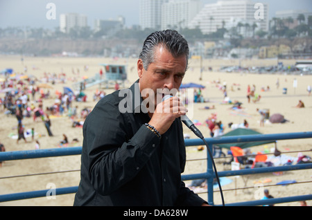 Mann (Straßenmusikant) singen am Santa Monica Pier, USA. Stockfoto