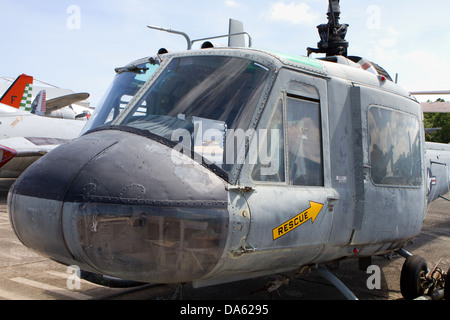 Vintage USA militärische UH-1E Irokesen, Huey Hubschrauber verwendet in Vietnam Krieg, sitzt auf dem Display in einem Museum. Stockfoto