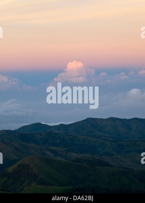 Sonnenaufgang über dem Berge in Bromo Umgebung Stockfoto