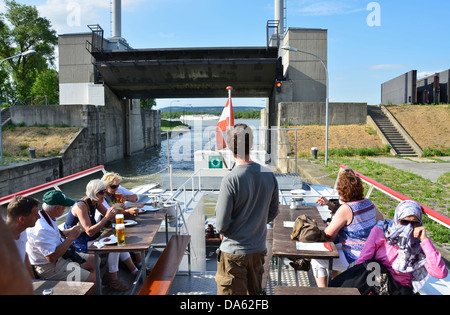 Wien mit dem Boot besuchen, ist ein tolles Erlebnis führt Sie durch eine Schleuse Kammer aus den Donaucanal in die Donau. Stockfoto