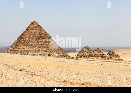 Mykerinos, auch bekannt als Pyramide des Mykerinos-Pyramide und die drei kleinen Königin Pyramiden, Gizeh, Kairo, Ägypten Stockfoto