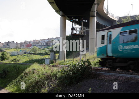 Arriva Wales Zug unter Brücke letzten Signale Stockfoto