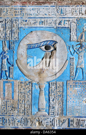 Schön bemalte Relief des Heiligen Auges des Horus in der alten ägyptischen Tempel der Göttin Hathor in Dendera in Ägypten Stockfoto