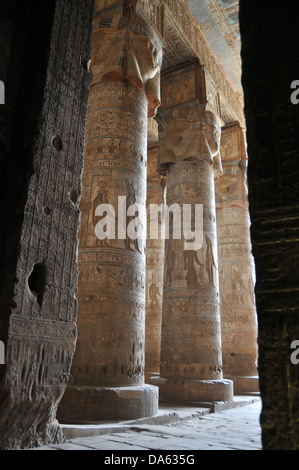 die große Säulenhalle im alten ägyptischen Fruchtbarkeit und Liebe Tempel der Göttin Hathor in Dendera in Ägypten Stockfoto