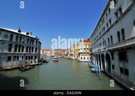 Blick von der Rialto-Brücke über den Canale Grande in Venedig, Italien Stockfoto