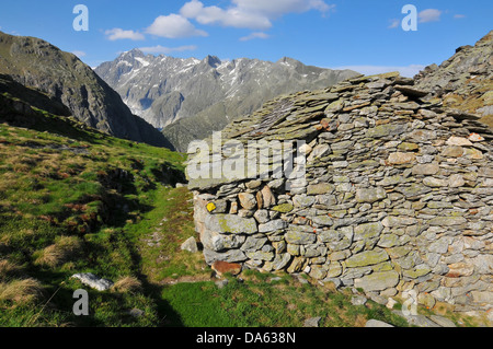 eine alte Schäferhütte hoch in den Bergen mit Steinmauern und Dach und eine tolle Aussicht Stockfoto
