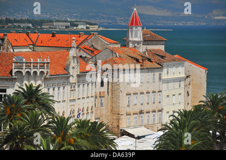 Historische Gebäude am Meer von der alten mittelalterlichen Stadt Trogir, ein beliebtes Reiseziel in Kroatien. Stockfoto