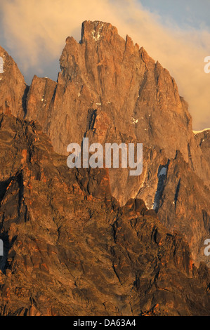 Abendlicht fällt auf die Aiguille de Leschaux im Mont-Blanc-massiv über Chamonix Stockfoto