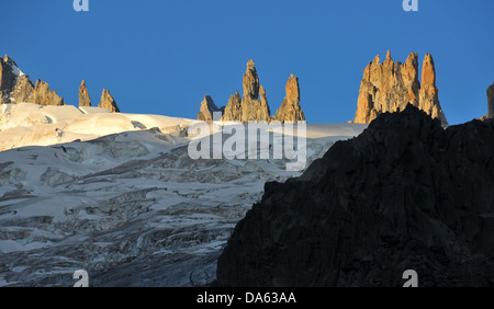 Dawn erhebt sich auf Les Periades Nadeln in den französischen Alpen über Chamonix Mont Mallet-Gletscher Stockfoto