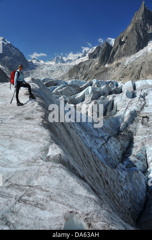 Ein Frau Kletterer hält ihre Optionen über eine Gletscherspalte-Feld auf "Meer aus Eis" oder Mer de glace in der Mont-Blanc-massiv-abo Stockfoto