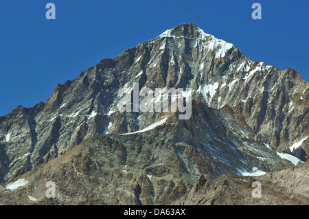 die Ostwand des Dent Blanche, weißer Zahn, oberhalb von Zermatt in den Schweizer Alpen. Stockfoto