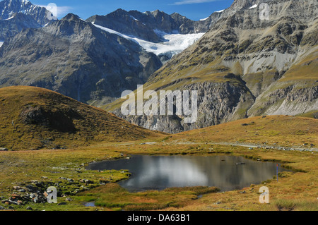 der Matterhornweg oder Matterhorn Weg Wanderweg führt ein kleiner See und atemberaubende Landschaft in den Bergen oberhalb von Zermatt in der s Stockfoto