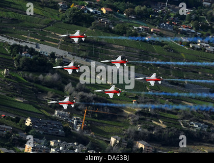 SION, Schweiz, Schweizer Luftwaffe Team niedrig über Sion auf der Luftfahrtmesse Breitling fliegt.  18. September 2011 in Sion, Schweiz Stockfoto