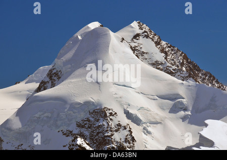 das Eis bedeckt Zwillingsgipfeln des Liskamm in der südlichen Schweiz, die Alpen oberhalb von Zermatt vom Gipfel des Breithorns angesehen Stockfoto