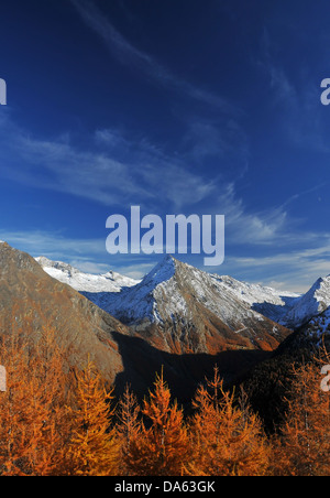 Schweizer Alpen im Herbst, mit Lärchen golden drehen und Schnee auf den Gipfeln.  Perfektes Wetter zum Wandern Stockfoto