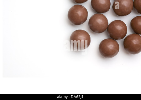 Schokokugeln auf weißem Hintergrund Stockfoto