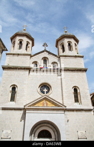 Außerhalb einer alten griechisch-orthodoxen Kirche in Kotor, Montenegro Stockfoto