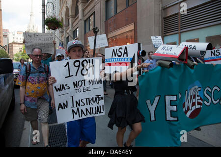 New York, USA. 4. Juli 2013. Demonstranten marschieren hinunter Broadway in New York City am 4. Juli zum Federal Hall, wo die Unabhängigkeitserklärung ursprünglich, im Protest zu Enthüllungen unterzeichnet wurde, dass die NSA (National Security Agency) Spione und Daten täglich auf US-Bürger sammelt. Bildnachweis: David Grossman/Alamy Live-Nachrichten Stockfoto