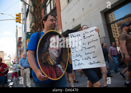 New York, USA. 4. Juli 2013. Demonstranten marschieren hinunter Broadway in New York City am 4. Juli zum Federal Hall, wo die Unabhängigkeitserklärung ursprünglich, im Protest zu Enthüllungen unterzeichnet wurde, dass die NSA (National Security Agency) Spione und Daten täglich auf US-Bürger sammelt. Bildnachweis: David Grossman/Alamy Live-Nachrichten Stockfoto