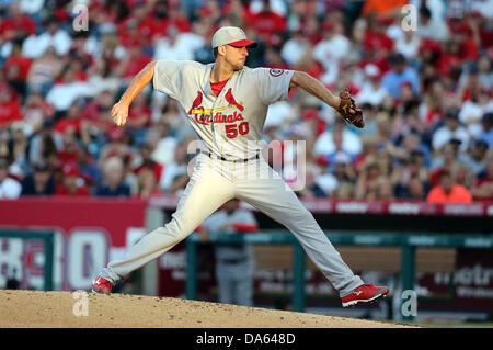 Anaheim, Kalifornien, USA. 4. Juli 2013. 4. Juli 2013 Anaheim, Kalifornien: St. Louis Cardinals ab Krug Adam Wainwright (50) Stellplätze während der Major League Baseball-Spiel zwischen den St. Louis Cardinals und den Los Angeles Angels im Angel Stadium am 4. Juli 2013 in Anaheim, Kalifornien. Rob Carmell/CSM/Alamy Live-Nachrichten Stockfoto