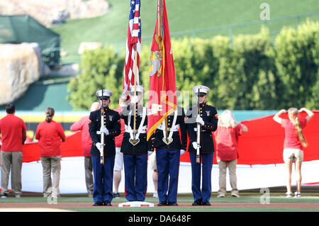 Anaheim, Kalifornien, USA. 4. Juli 2013. 4. Juli 2013 Anaheim, Kalifornien: United States Marine Corps-Farben-Schutz vor dem Hauptliga-Baseball-Spiel zwischen den St. Louis Cardinals und den Los Angeles Angels im Angel Stadium am 4. Juli 2013 in Anaheim, Kalifornien. Rob Carmell/CSM/Alamy Live-Nachrichten Stockfoto