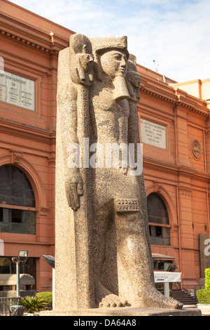 Statue vor dem ägyptischen Museum, auch bekannt als Museum für ägyptische Altertümer und Museum von Kairo, Kairo, Ägypten Stockfoto