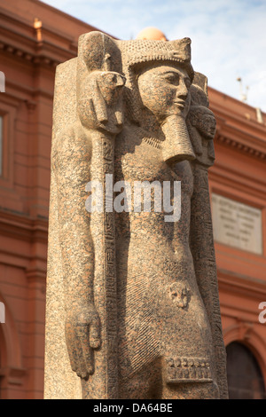 Statue vor dem ägyptischen Museum, auch bekannt als Museum für ägyptische Altertümer und Museum von Kairo, Kairo, Ägypten Stockfoto