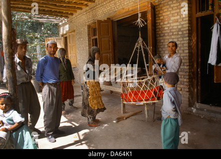 moslemischen Familie vor Shop Yarkand Xinjiang Uyghur autonome Region china Stockfoto