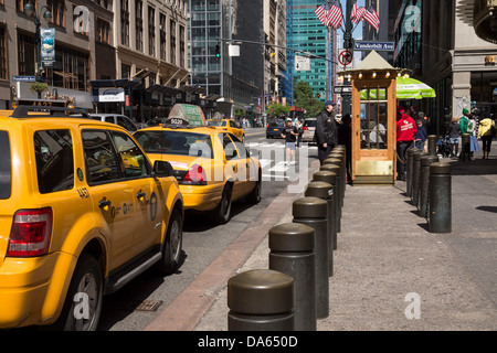 Taxis und Taxistand, 42nd Street im Grand Central Terminal, NYC Stockfoto