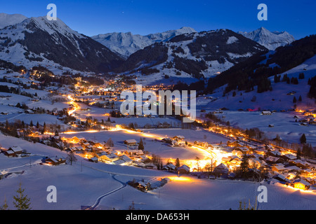 Gstaad, Winter, Dorf, Nacht, dunkel, Kanton Bern, Berner Oberland, Schweiz, Europa, Lichter, Berge Stockfoto