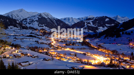 Gstaad, Winter, Dorf, Nacht, dunkel, Kanton Bern, Berner Oberland, Schweiz, Europa, Lichter, Berge, Saanen Stockfoto