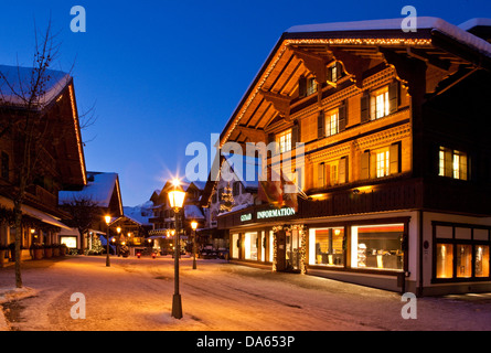 Gstaad, Winter, Dorf, Nacht, dunkel, Kanton Bern, Berner Oberland, Schweiz, Europa, Lichter, Chalets Stockfoto