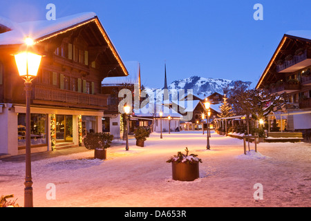 Gstaad, Winter, Dorf, Nacht, dunkel, Kanton Bern, Berner Oberland, Schweiz, Europa, Lichter, Chalets Stockfoto