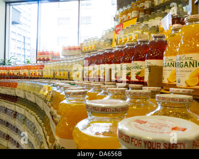 Bio-Obst Getränke Display, Whole Foods Market in Chelsea, NYC Stockfoto