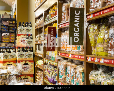 Bio-Brot-Aisle, Whole Foods Market in Chelsea, NYC Stockfoto