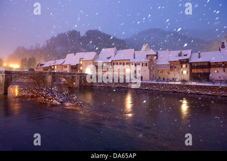 Saint-Ursanne, Jura, Kanton, JU, Dorf, Schnee, Winter, Fluss, Fluss, Bach, Körper des Wassers, Wasser, Brücke, Schweiz, Europa, ein Stockfoto