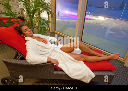 SPA, Saignelegier, Bad, Baden, Frau, Bikini nehmen Sie es einfach, Entspannung, Wellness, Liegestuhl, Gesundheit, Winter, Kanton, JU, Jura, Swi Stockfoto