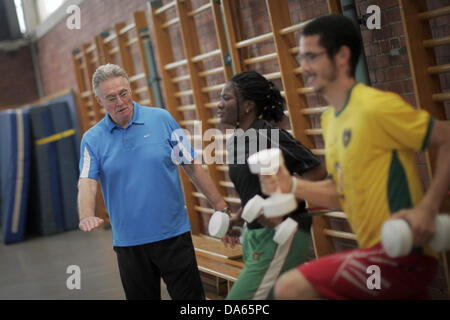 Head Coach Werner Steinmann (L) beobachtet Adama Djitte (C) aus dem Senegal und Luis Felipe Leite Barboza aus Brasilien während einer Fitness Sport-Abteilung an der Johannes Gutenberg Universität in Mainz, Deutschland, 21. Juni 2013 ausüben. Trainer kommen aus dem Ausland zu lernen und Austausch von Ideen an die auswärtige Coaching Schule in Mainz. Foto: FREDERIK VON ERICHSEN Stockfoto