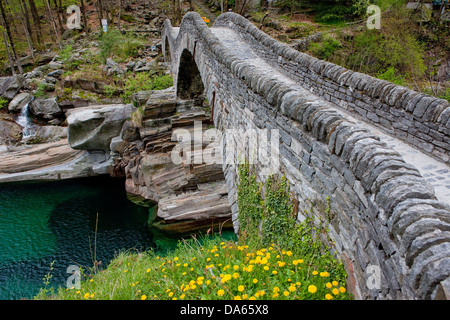 Steinbrücke, Verzasca, Lavertezzo, Brücke, Fluss, Fluss, Bach, Körper des Wassers, Wasser, Kanton, TI, Ticino, Südschweiz, Swi Stockfoto