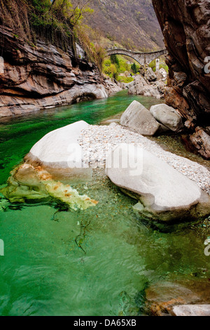 Steinbrücke, Verzasca, Lavertezzo, Brücke, Fluss, Fluss, Bach, Körper des Wassers, Wasser, Kanton, TI, Ticino, Südschweiz, Swi Stockfoto