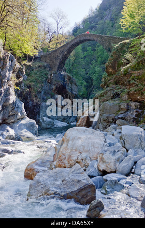 Ponte Romano, Intragna, steinerne Brücke, Kanton, TI, Ticino, Süd Schweiz, Brücke, Fluss, Fluss, Bach, Gewässer, Wasser, M Stockfoto