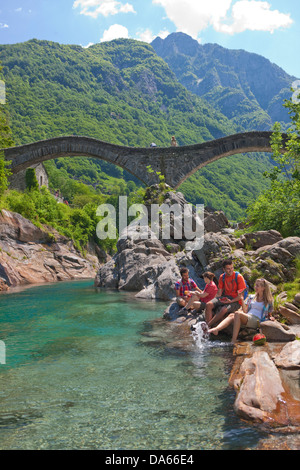 Reisender, Verzascatal, Kanton, TI, Ticino, Südschweiz, Brücke, Fluss, Fluss, Bach, Körper des Wassers, Wasser, Wanderweg, w Stockfoto