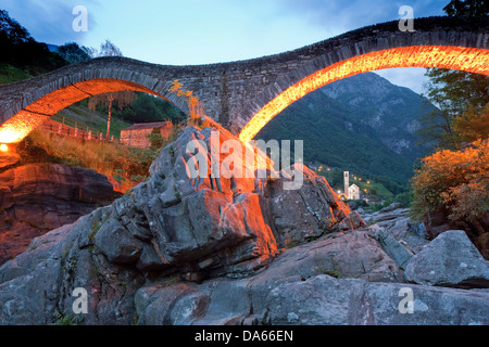 Brücke, Lavertezzo, Verzascatal, Kanton, TI, Ticino, Südschweiz, Brücke, Fluss, Fluss, Bach, Körper des Wassers, Wasser, ch Stockfoto