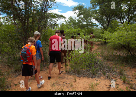 Familie auf pädagogische Bushwalk im lebenden Museum der Ju /'Hoansi-San, Grashoek, Otjozondjupa Region, Namibia, Afrika Stockfoto