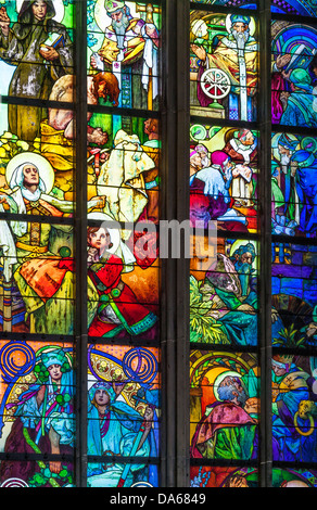 Teil der Glasfenster von Alphonse Mucha, St Vitus Cathedral, Prag. Zentrum links Scheiben zeigen König Wenzel & St. Ludmilla. Stockfoto