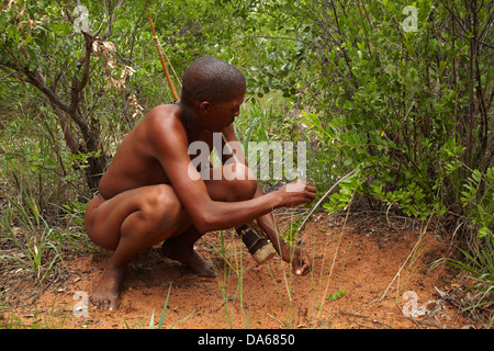 Demonstrieren, Einstellung eine Snare-Falle auf das lebende Museum der Ju /'Hoansi-San, Grashoek, Otjozondjupa Region, Namibia, Afrika Stockfoto