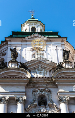 Die barocke Fassade der St. Nikolaus-Kirche auf dem Altstädter Ring, Prag Stockfoto