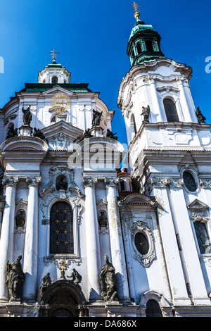 Die barocke Fassade der St. Nikolaus-Kirche auf dem Altstädter Ring, Prag Stockfoto