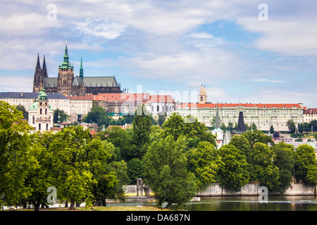 Blick über die Moldau in Richtung der Burg und St. Vitus Kathedrale, Tschechische Republik. Stockfoto